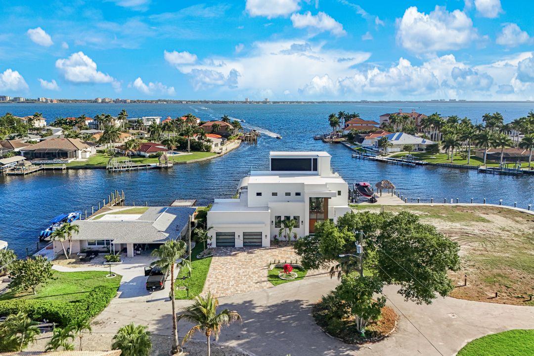 5384 Colonade Ct, Cape Coral, FL 33904