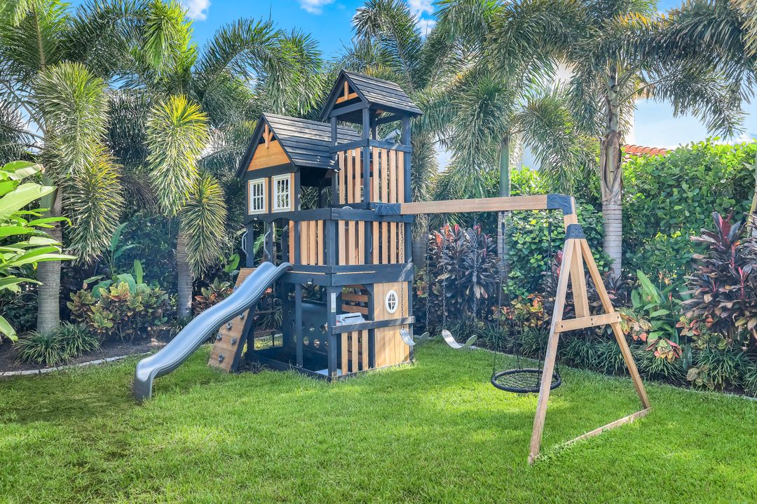 2704 Crystal Way, Naples, FL 34119