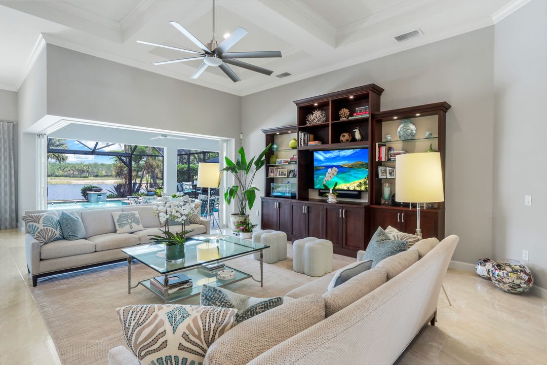 9052 Graphite Cir, Naples, FL 34120