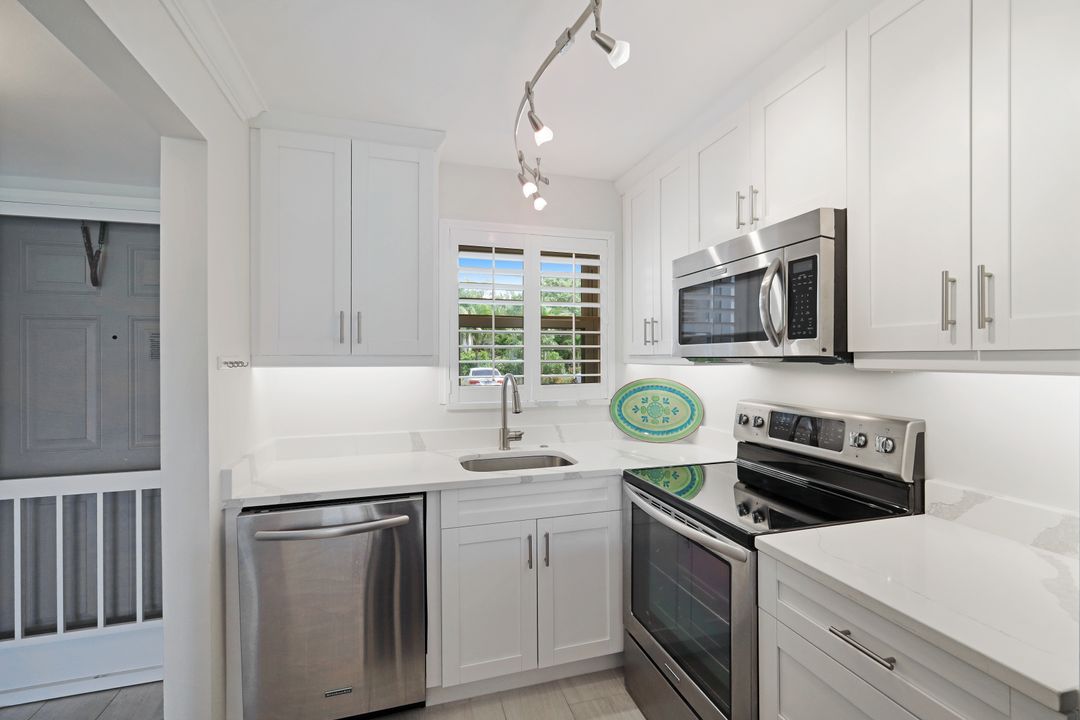 300 Forest Lakes Blvd #112, Naples, FL 34105