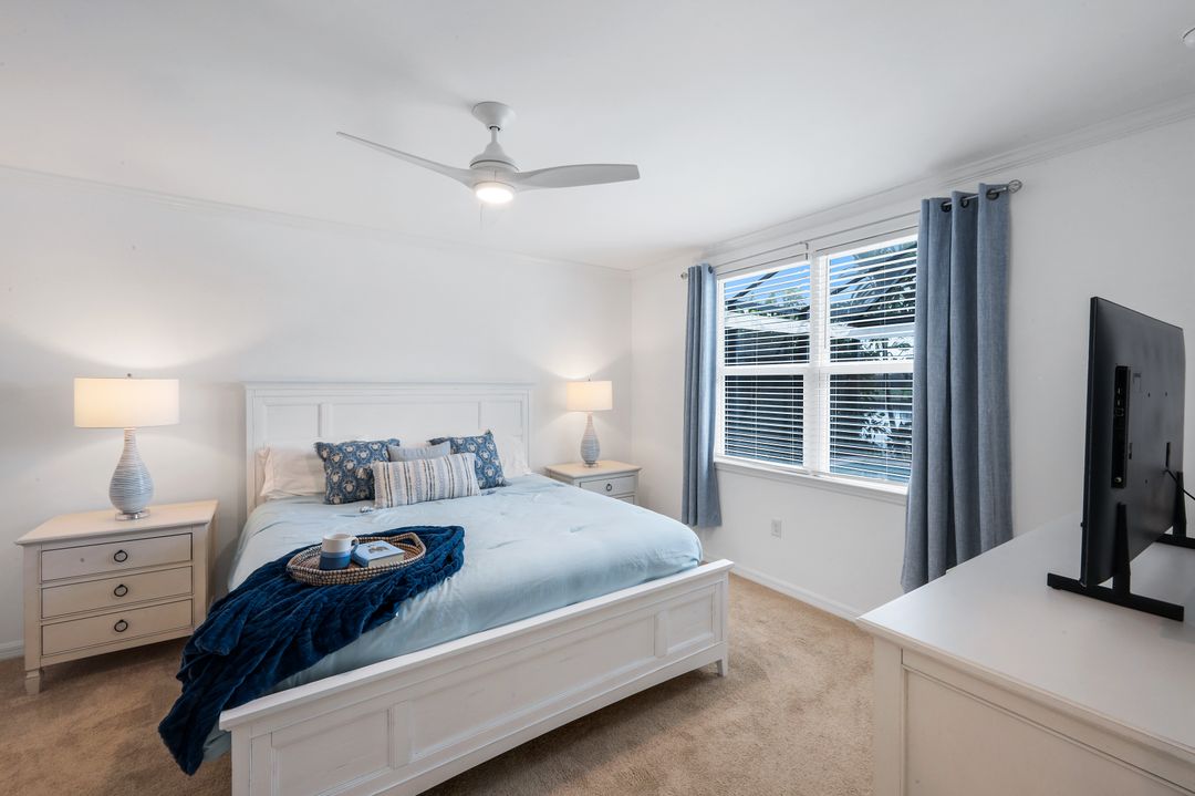 14795 Edgewater Cir, Naples, FL 34114