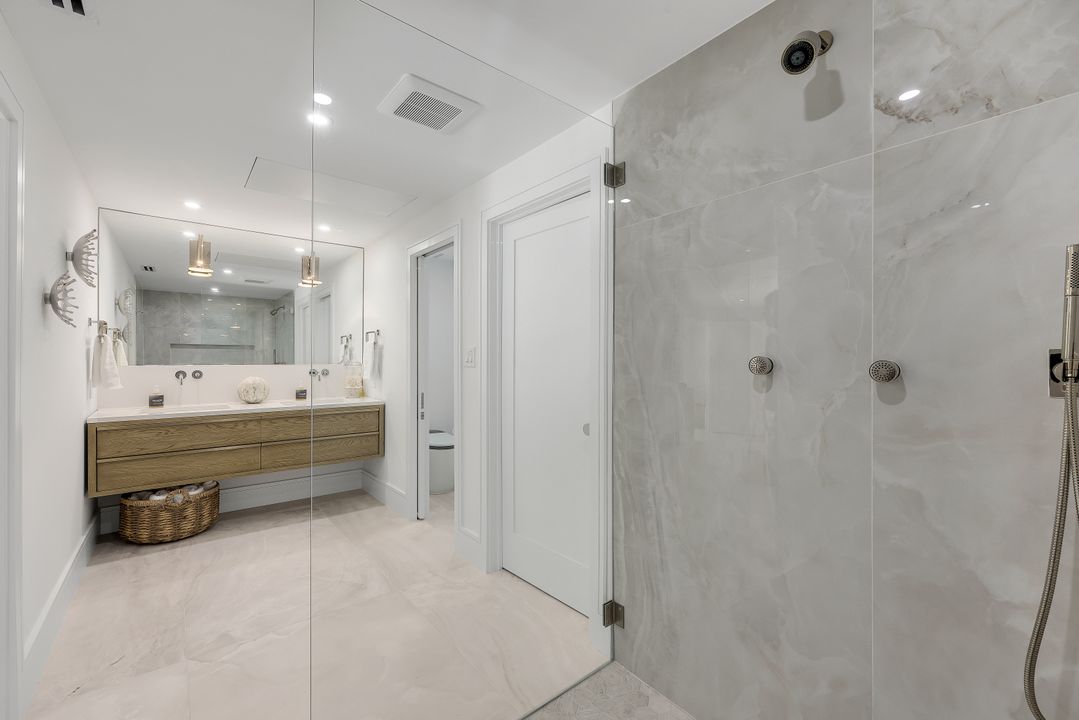 1095 Sandpiper St, Naples, FL 34102