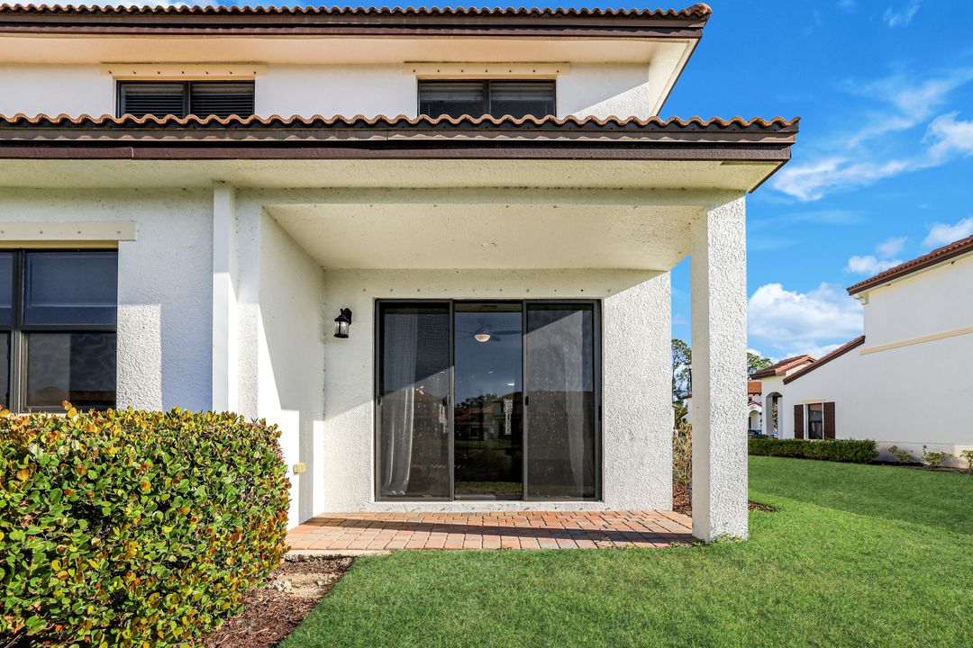 7918 Bristol Cir, Naples, FL 34120