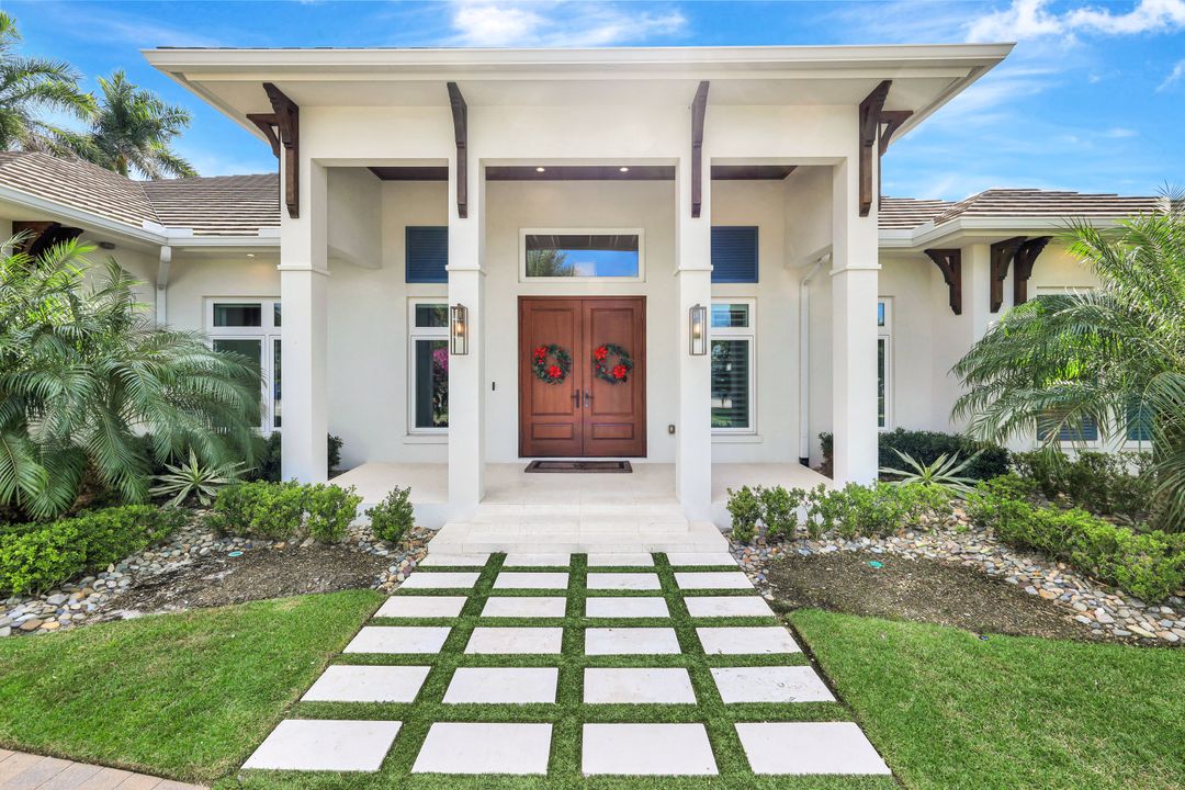 680 Wedge Dr, Naples, FL 34103