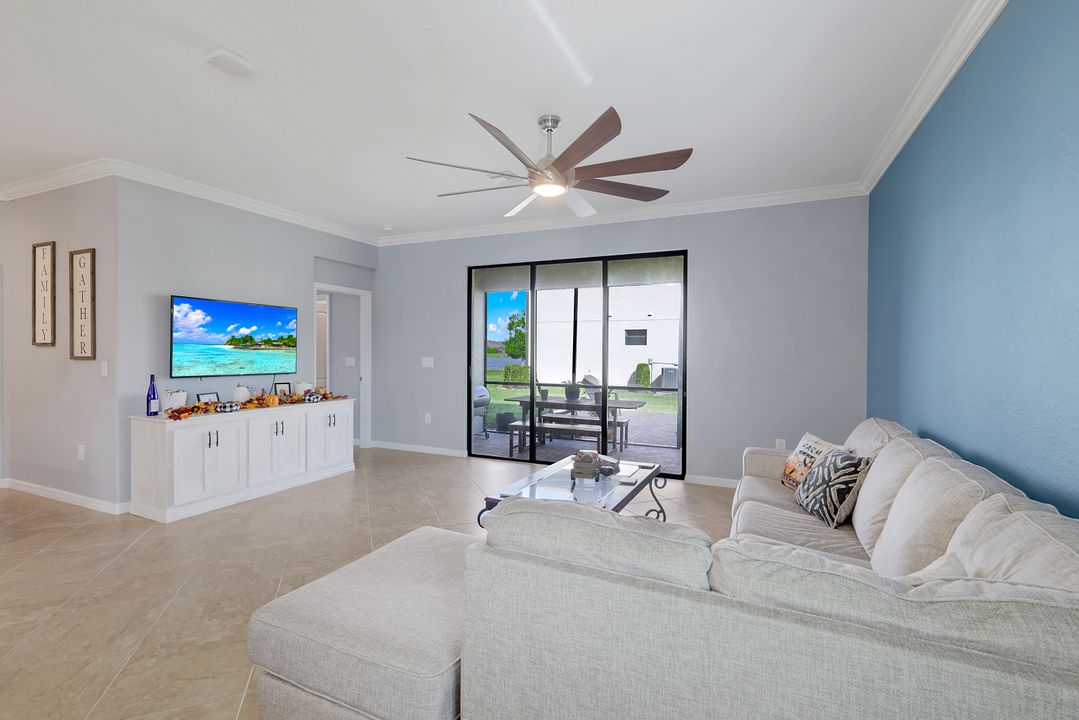 9386 Foxglove Ln, Naples, FL 34120