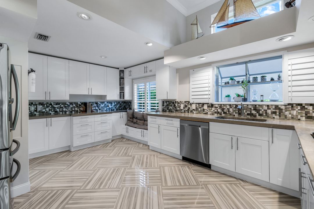 10366 Quail Crown Dr, Naples, FL 34119