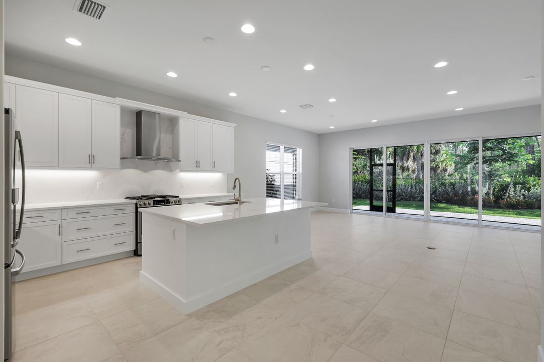 2565 Kingfisher Dr, Naples, FL 34112