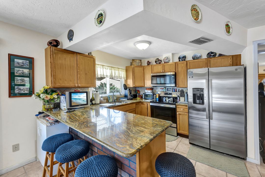 688 94th Ave N, Naples, FL 34108