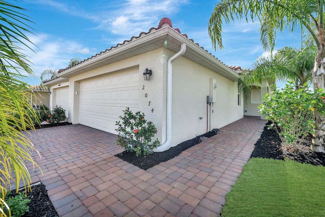 2074 Tamarron Ln, Naples, FL 34120