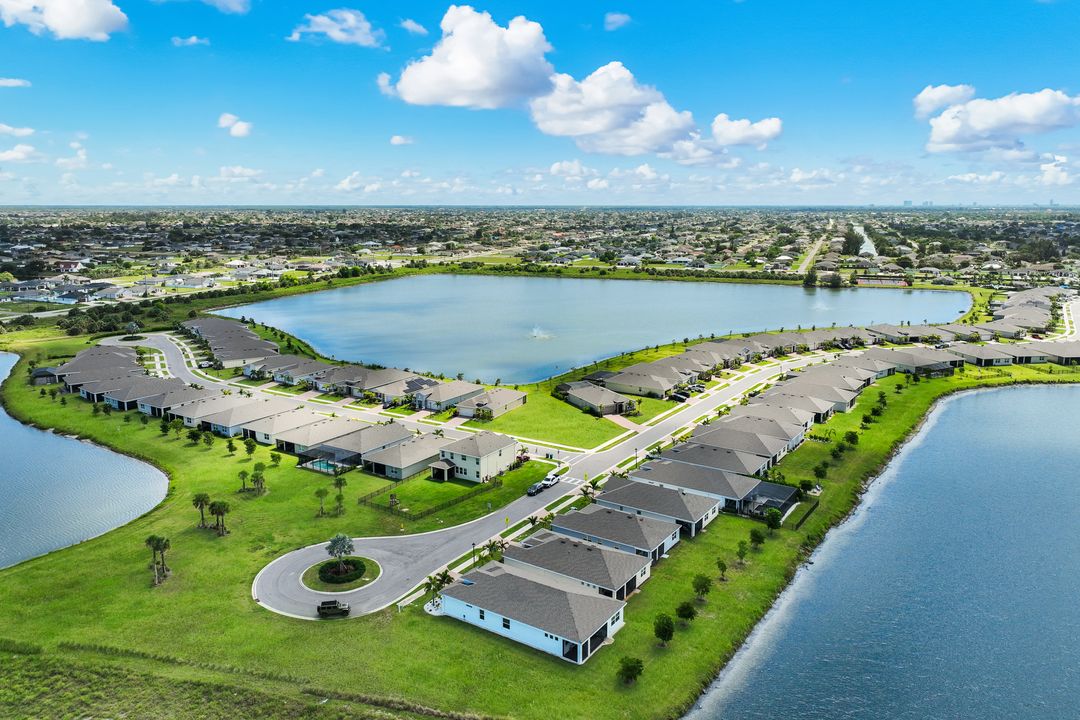 950 Stonewater Lk Ter, Cape Coral, FL 33993