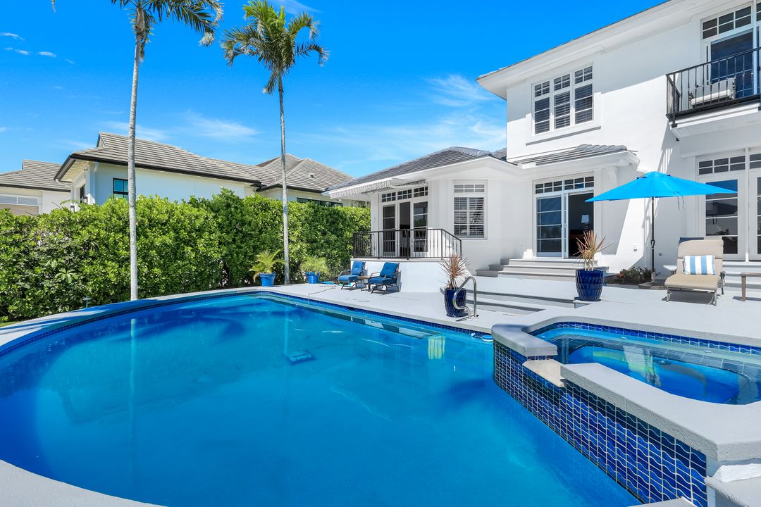 400 Springline Dr, Naples, FL 34102