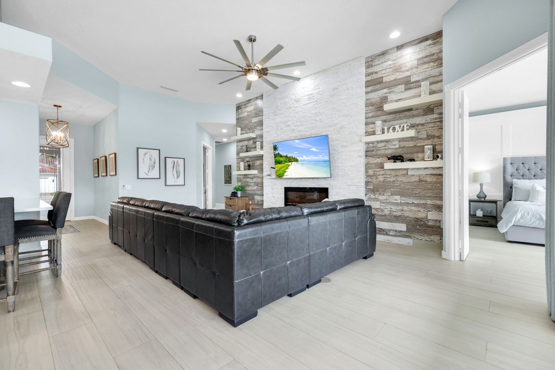4338 Queen Elizabeth Way, Naples, FL 34119