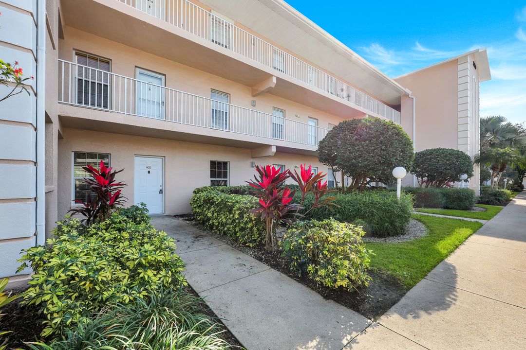 3250 Cypress Glen Way, Naples, FL 34109