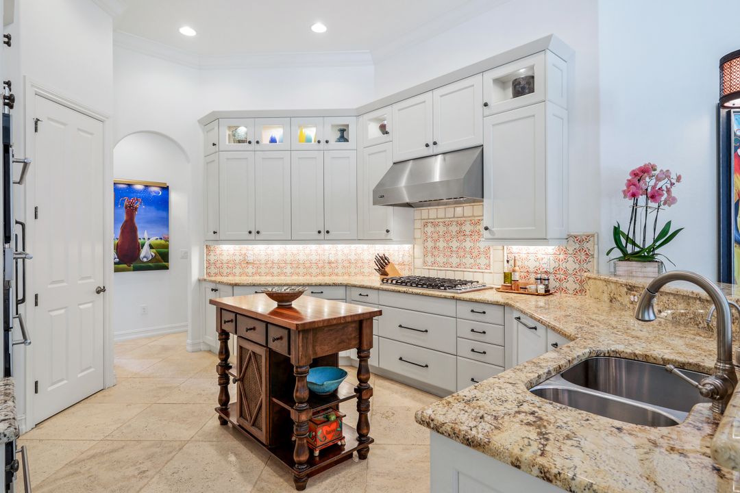 6477 Costa Cir, Naples, FL 34113