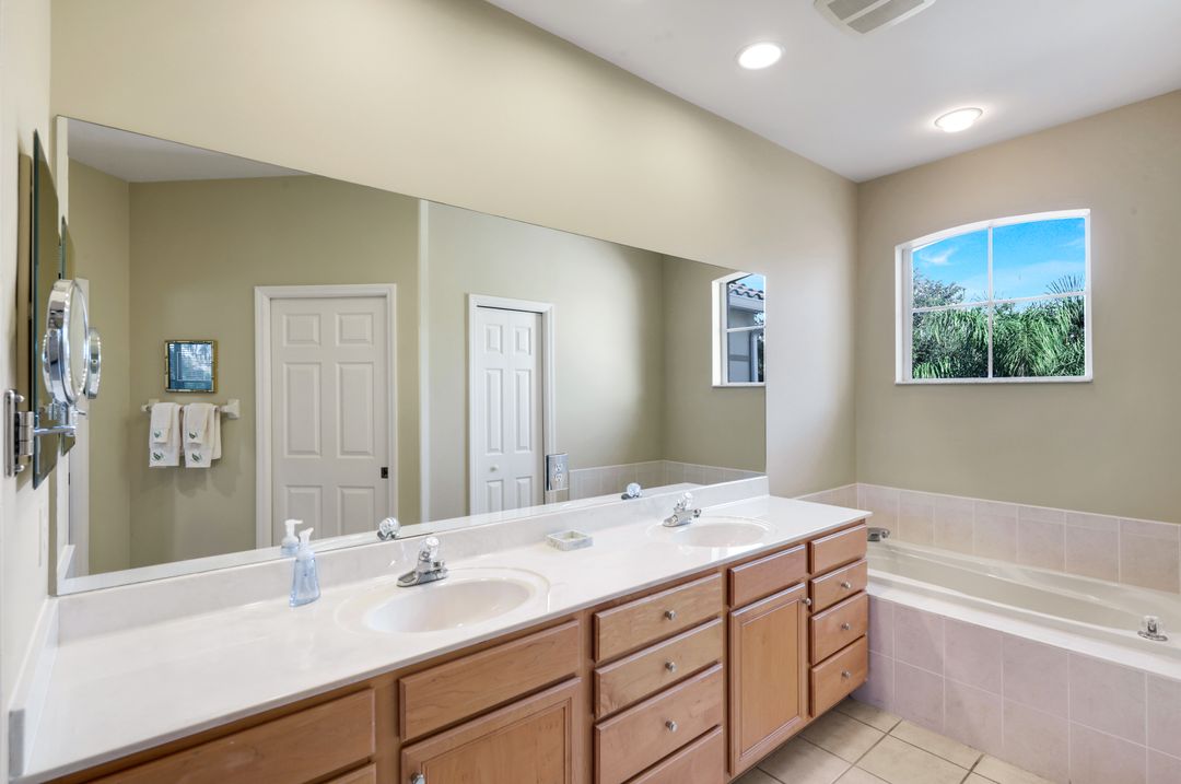 8470 Danbury Blvd #201, Naples, FL 34120