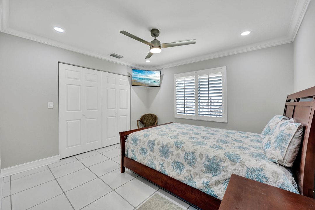 565 93rd Ave N, Naples, FL 34108