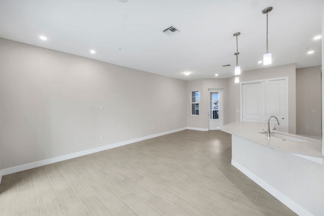 280 Antilles Wy E #101, Naples, FL 34112