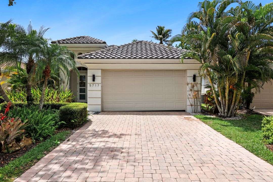 5717 Lago Villaggio Way, Naples, FL 34104