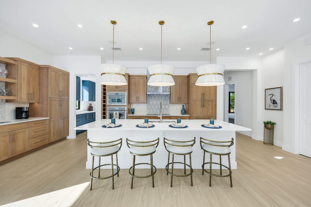 9760 Vanderbilt Dr, Naples, FL 34108