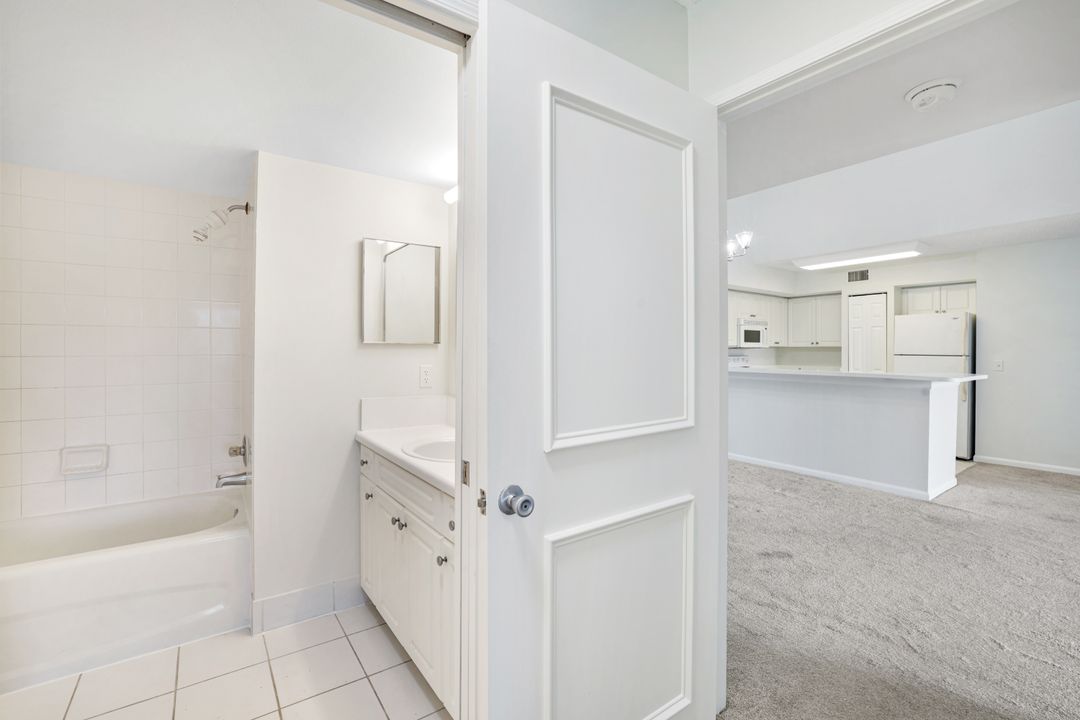 1205 Wildwood Lakes Blvd #305, Naples, FL 34104