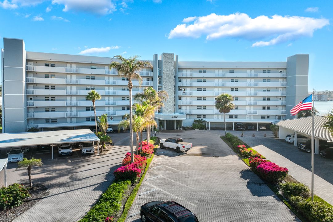300 Park Shore Dr #5C, Naples, FL 34103