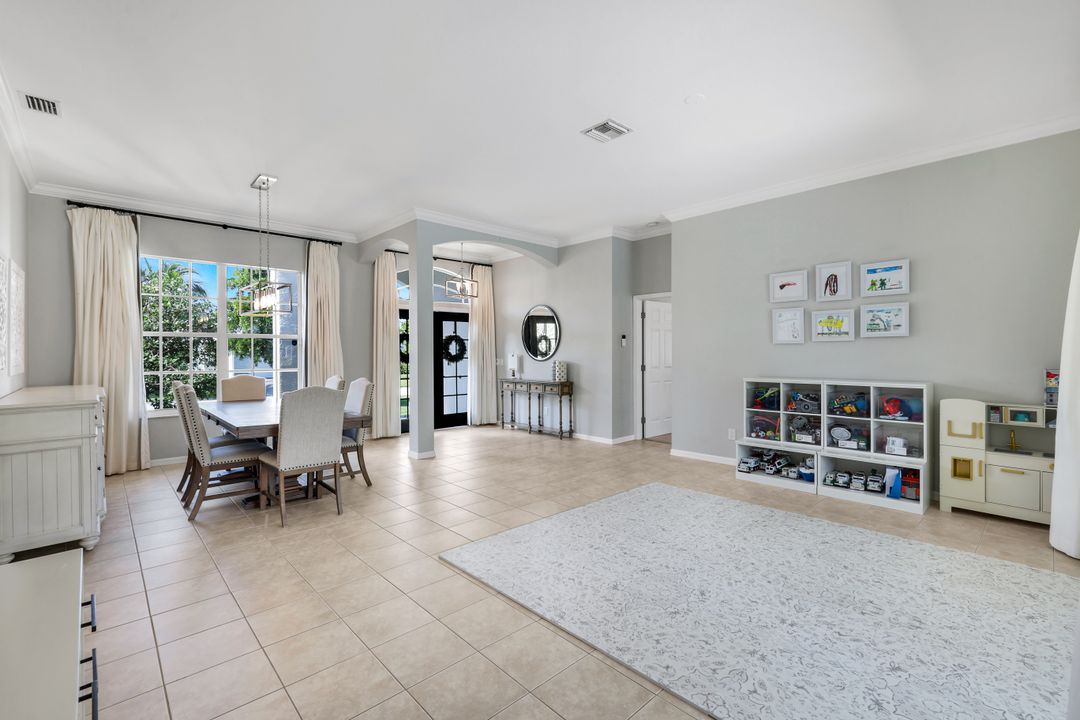 8748 S Lake Cir, Fort Myers, FL 33908