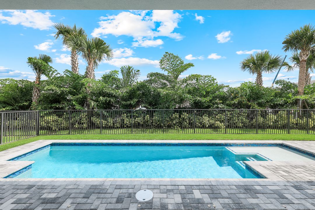 2741 Durham Cir, Naples, FL 34112