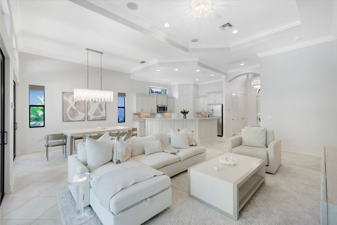 7319 Lantana Cir, Naples, FL 34119