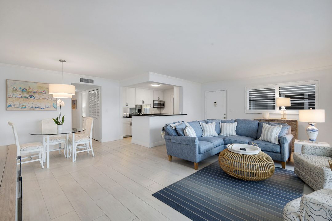222 Harbour Dr #312, Naples, FL 34103