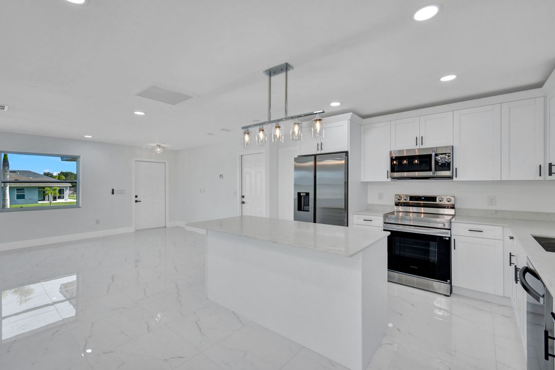 2134 SW 2nd Ct, Cape Coral, FL 33991