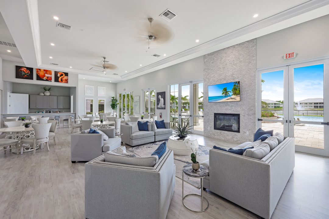 250 Indies Dr E  #202, Naples, FL 34114