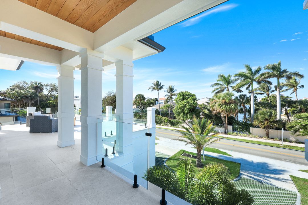 9760 Vanderbilt Dr, Naples, FL 34108