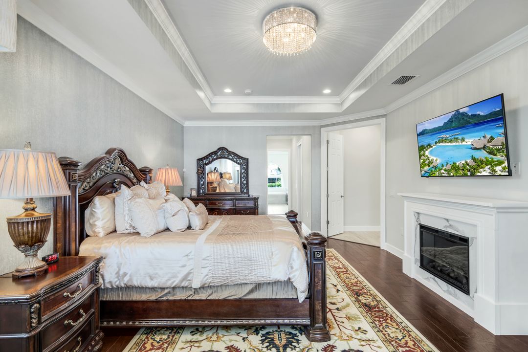 9075 Breakwater Dr, Naples, FL 34120