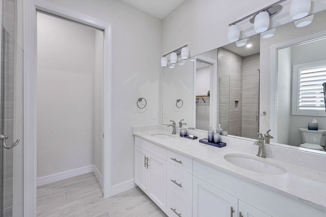 250 Indies Dr E  #202, Naples, FL 34114