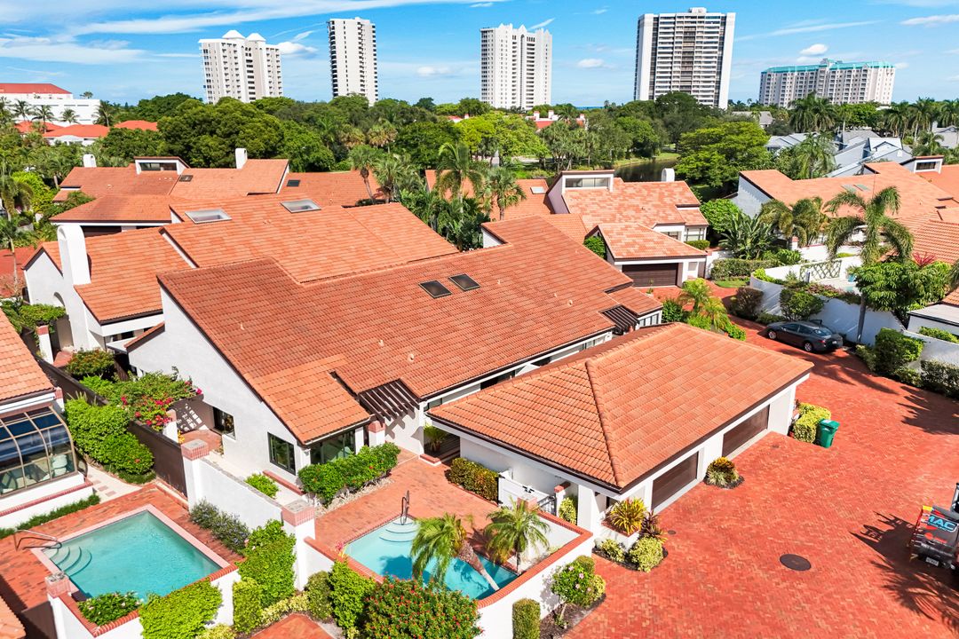 529 Bay Villas Ln, Naples, FL 34108