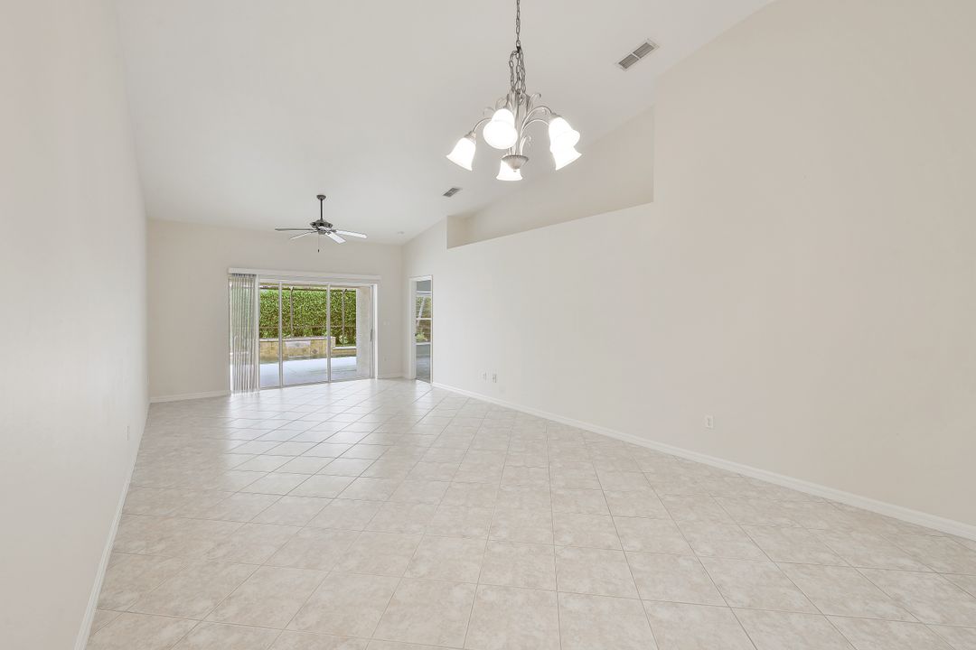 6654 Castlelawn Pl, Naples, FL 34113