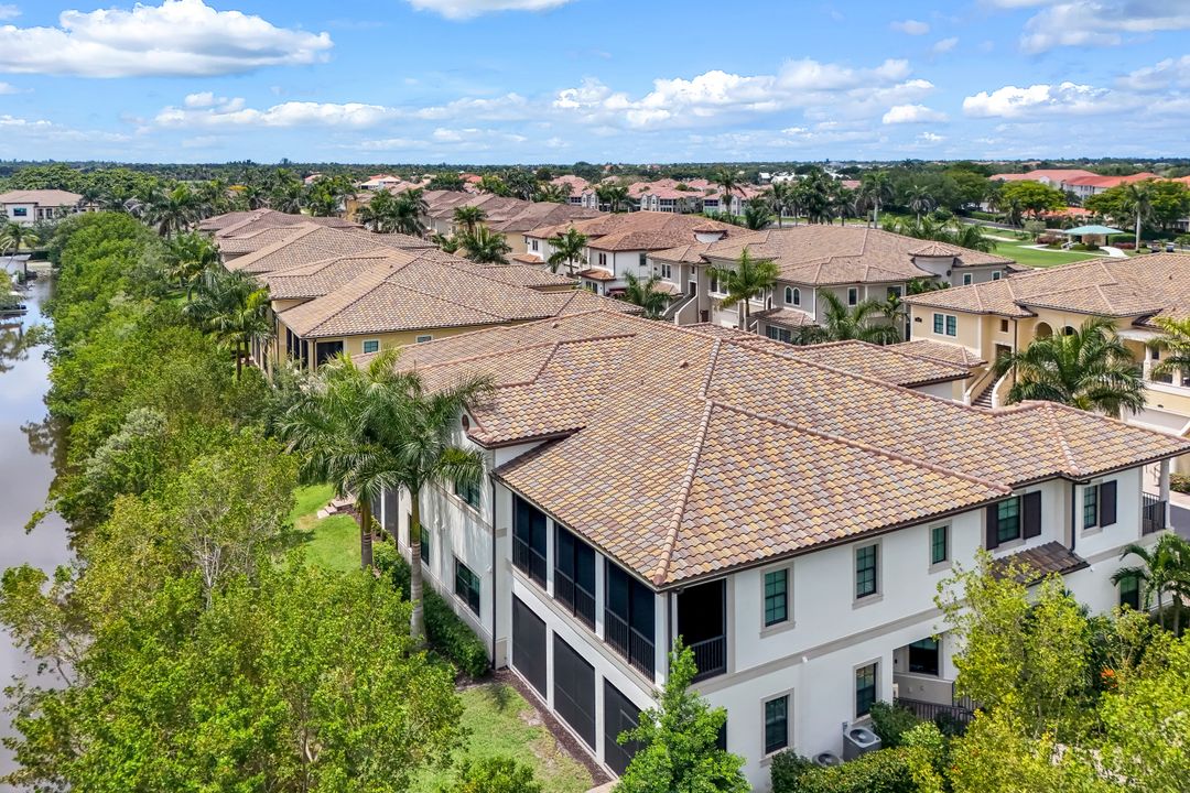2472 Breakwater Wy #11-202, Naples, FL 34112