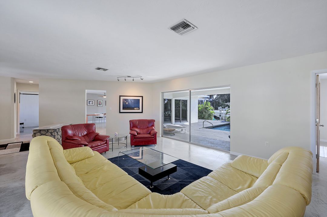 318 Grapewood Ct, Marco Island, FL 34145