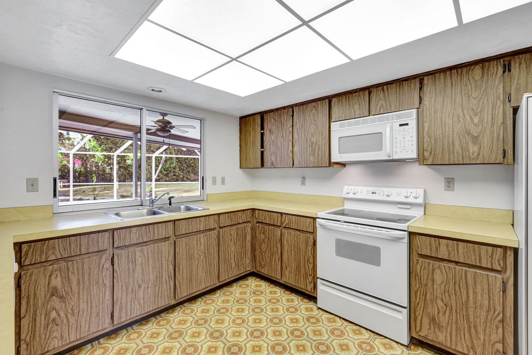 307 Country Club Dr, Naples, FL 34110