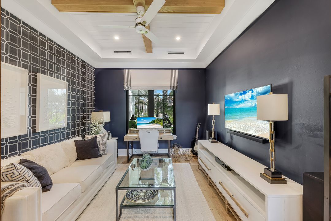 679 Rudder Rd, Naples, FL 34102