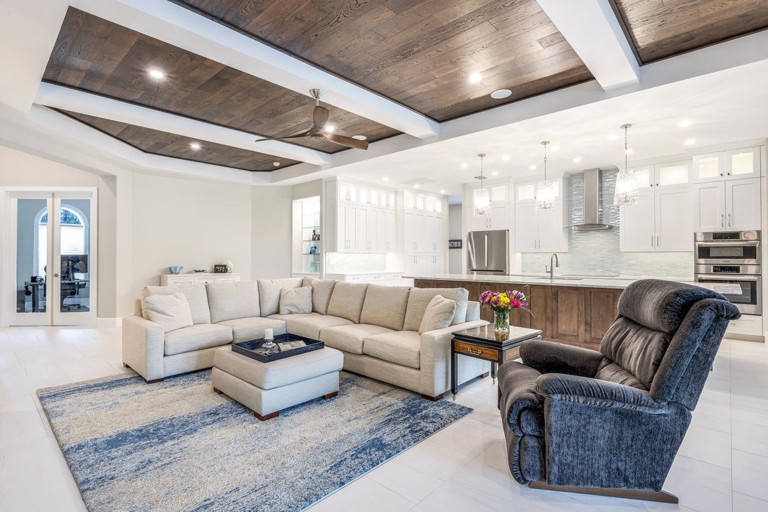 451 Saddlebrook Ln, Naples, FL 34110