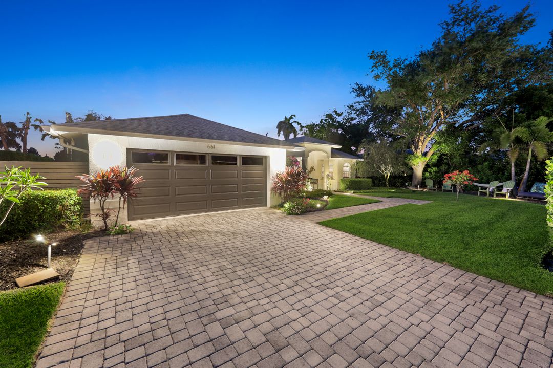 661 97th Ave N, Naples, FL 34108