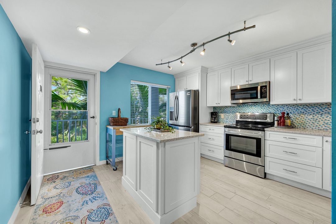 3072 Sandpiper Bay Cir #M-204, Naples, FL 34112