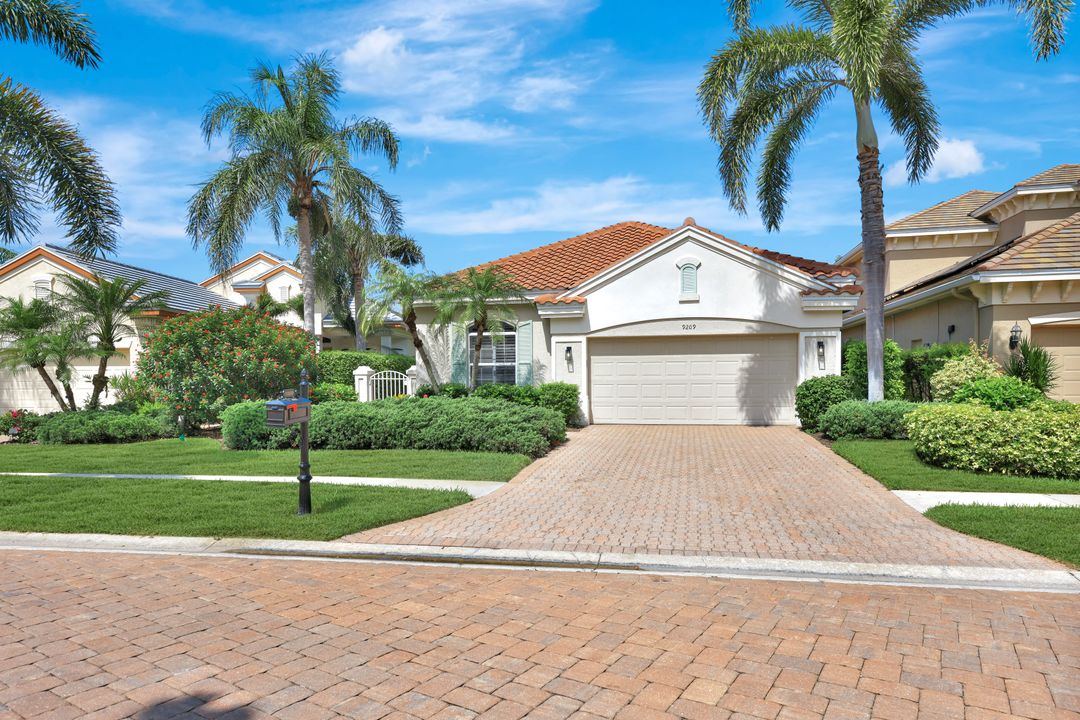 9209 Troon Lakes Dr, Naples, FL 34109