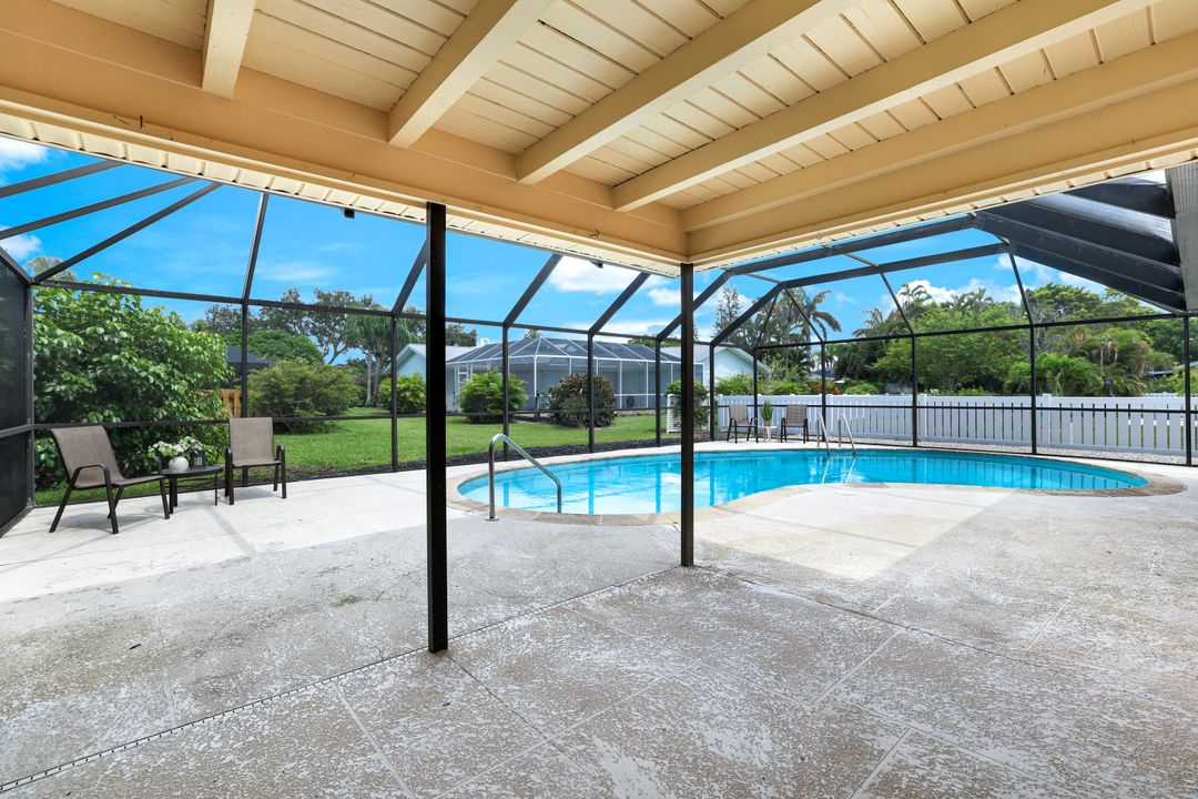 133 Briarcliff Ln, Naples, FL 34113