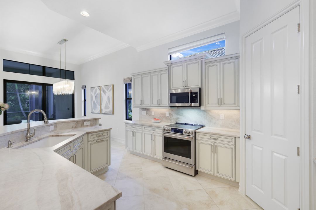 7319 Lantana Cir, Naples, FL 34119