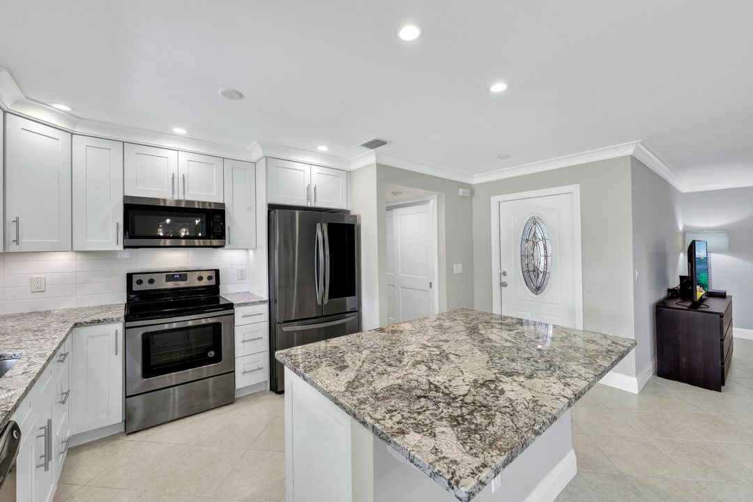 4175 Lakewood Blvd, Naples, FL 34112