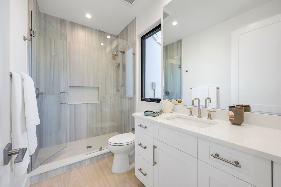 9760 Vanderbilt Dr, Naples, FL 34108