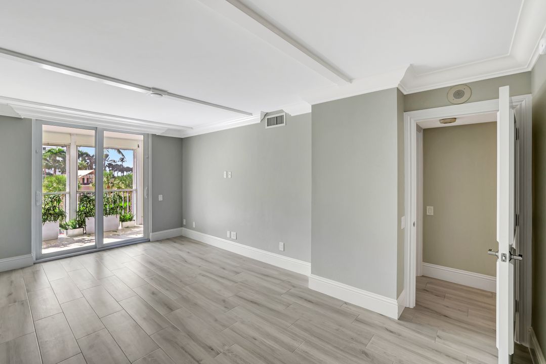 4401 Gulf Shore Blvd N #205, Naples, FL 34103