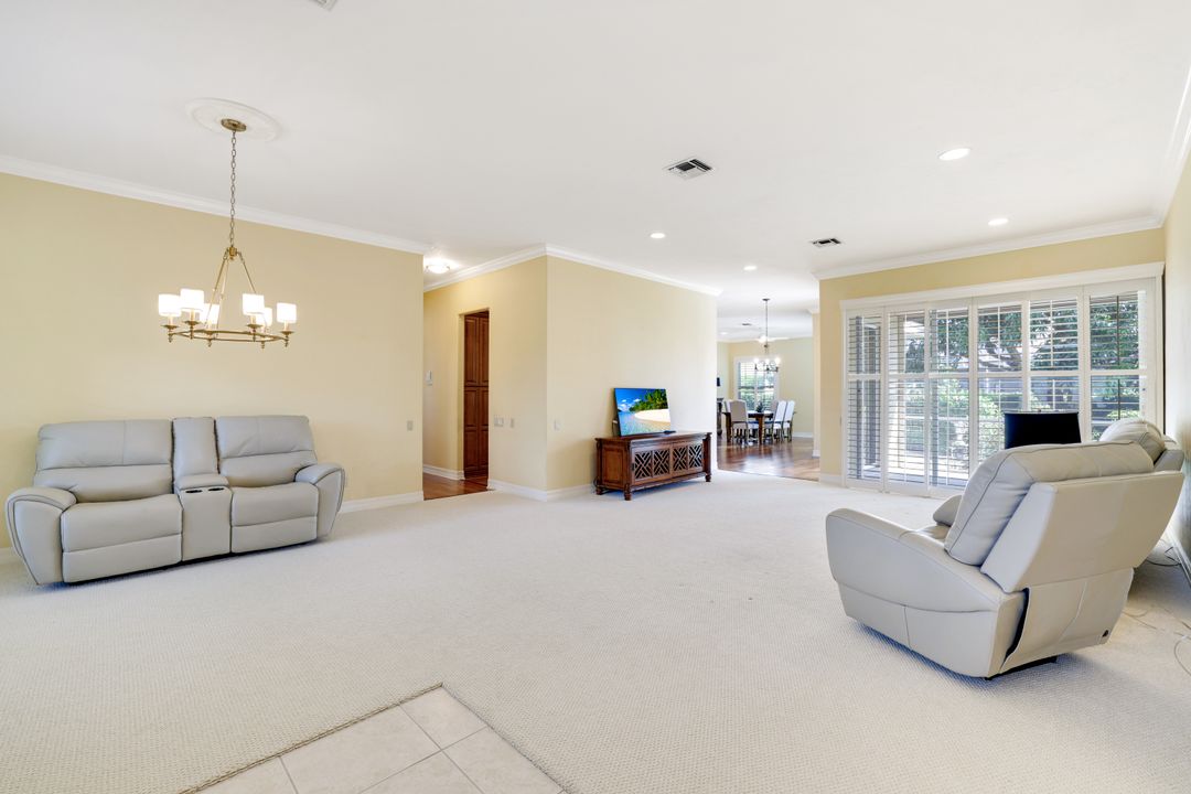 2032 Castle Garden Ln, Naples, FL 34110